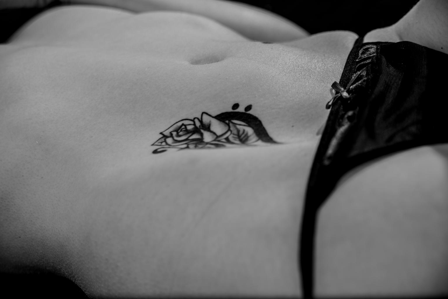 ženské telo, brucho, tetovanie