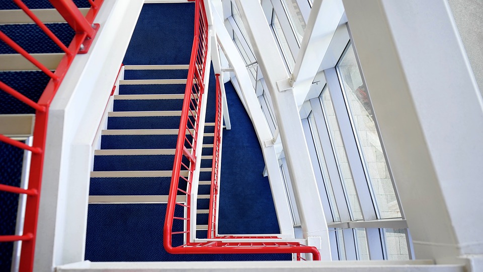 schody, červené zábradlie